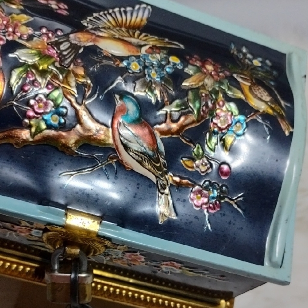 Linette Thin Metal Hand-Painted Floral & Bird Decor Print Box W Lock/Keys (BX80) - Picture 10 of 15